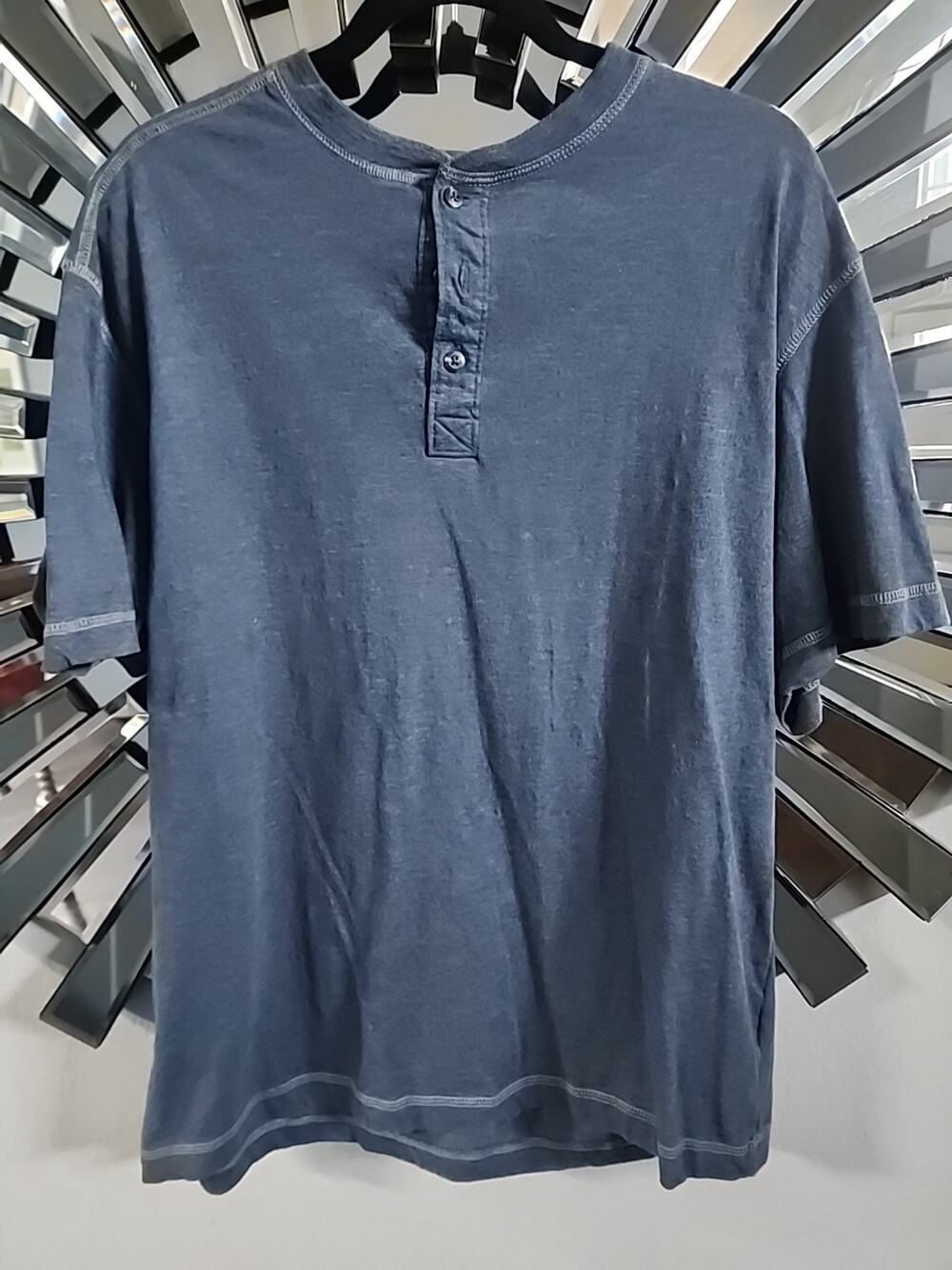Hob creek, large.\nBlue shirt v butting up